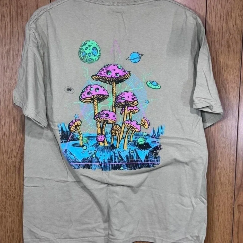 Mushroom tee with cool back design Size Large‎